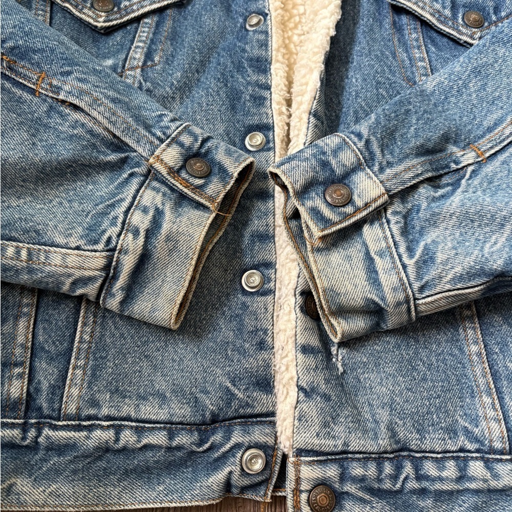 Vintage Levi’s 46R Sherpa-Lined Jean Jacket – Classic & Cozy - Picture 6 of 13